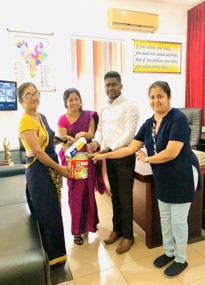 Übergabe Lehrmaterial